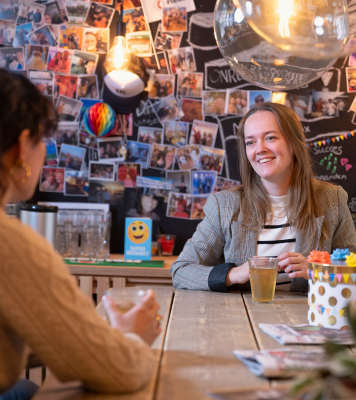 Intercedent in gesprek met een werkzoekende over detachering bij de overheid