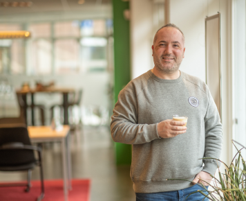 Kandidaat geniet van een kop koffie in een PDZ-kantoor